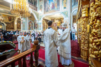 26-В праздник святителя Николая, архиепископа Мирликийского, управляющий Усть-Каменогорской и Семипалатинской епархии сослужил митрополиту Александру за Литургией в Никольском соборе Алма-Аты