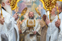 32-В праздник святителя Николая, архиепископа Мирликийского, управляющий Усть-Каменогорской и Семипалатинской епархии сослужил митрополиту Александру за Литургией в Никольском соборе Алма-Аты