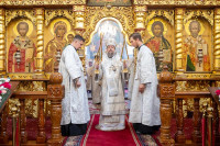 33-В праздник святителя Николая, архиепископа Мирликийского, управляющий Усть-Каменогорской и Семипалатинской епархии сослужил митрополиту Александру за Литургией в Никольском соборе Алма-Аты