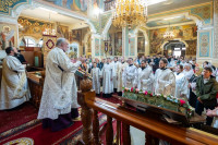 34-В праздник святителя Николая, архиепископа Мирликийского, управляющий Усть-Каменогорской и Семипалатинской епархии сослужил митрополиту Александру за Литургией в Никольском соборе Алма-Аты