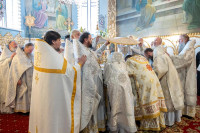 36-В праздник святителя Николая, архиепископа Мирликийского, управляющий Усть-Каменогорской и Семипалатинской епархии сослужил митрополиту Александру за Литургией в Никольском соборе Алма-Аты