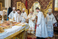 37-В праздник святителя Николая, архиепископа Мирликийского, управляющий Усть-Каменогорской и Семипалатинской епархии сослужил митрополиту Александру за Литургией в Никольском соборе Алма-Аты