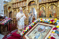 38-В праздник святителя Николая, архиепископа Мирликийского, управляющий Усть-Каменогорской и Семипалатинской епархии сослужил митрополиту Александру за Литургией в Никольском соборе Алма-Аты