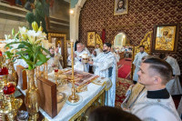 39-В праздник святителя Николая, архиепископа Мирликийского, управляющий Усть-Каменогорской и Семипалатинской епархии сослужил митрополиту Александру за Литургией в Никольском соборе Алма-Аты