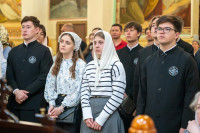 43-В праздник святителя Николая, архиепископа Мирликийского, управляющий Усть-Каменогорской и Семипалатинской епархии сослужил митрополиту Александру за Литургией в Никольском соборе Алма-Аты