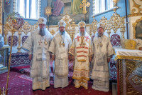 45-В праздник святителя Николая, архиепископа Мирликийского, управляющий Усть-Каменогорской и Семипалатинской епархии сослужил митрополиту Александру за Литургией в Никольском соборе Алма-Аты