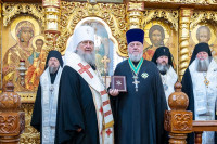 49-В праздник святителя Николая, архиепископа Мирликийского, управляющий Усть-Каменогорской и Семипалатинской епархии сослужил митрополиту Александру за Литургией в Никольском соборе Алма-Аты