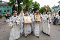 51-В праздник святителя Николая, архиепископа Мирликийского, управляющий Усть-Каменогорской и Семипалатинской епархии сослужил митрополиту Александру за Литургией в Никольском соборе Алма-Аты
