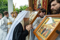55-В праздник святителя Николая, архиепископа Мирликийского, управляющий Усть-Каменогорской и Семипалатинской епархии сослужил митрополиту Александру за Литургией в Никольском соборе Алма-Аты