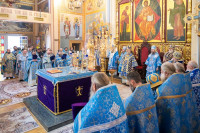 22-В праздник Феодоровской иконы Божией Матери архиепископ Усть-Каменогорский и Семипалатинский Амфилохий сослужил Главе Митрополичьего округа за Божественной Литургией в главном храме Южной столицы