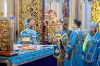 36-В праздник Феодоровской иконы Божией Матери архиепископ Усть-Каменогорский и Семипалатинский Амфилохий сослужил Главе Митрополичьего округа за Божественной Литургией в главном храме Южной столицы