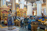 37-В праздник Феодоровской иконы Божией Матери архиепископ Усть-Каменогорский и Семипалатинский Амфилохий сослужил Главе Митрополичьего округа за Божественной Литургией в главном храме Южной столицы
