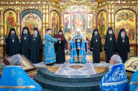 53-В праздник Феодоровской иконы Божией Матери архиепископ Усть-Каменогорский и Семипалатинский Амфилохий сослужил Главе Митрополичьего округа за Божественной Литургией в главном храме Южной столицы
